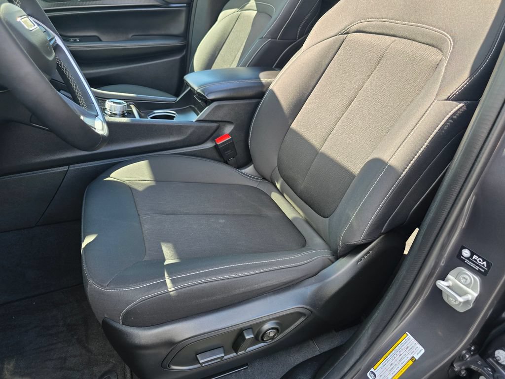Used 2024 Jeep Grand Cherokee Laredo X AWD/4WD image 17