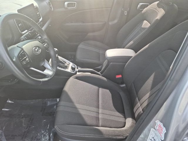 Used 2025 Hyundai Venue SEL FWD image 24