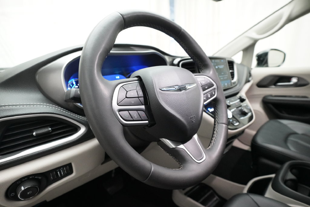 Used 2024 Chrysler Pacifica Limited FWD image 8