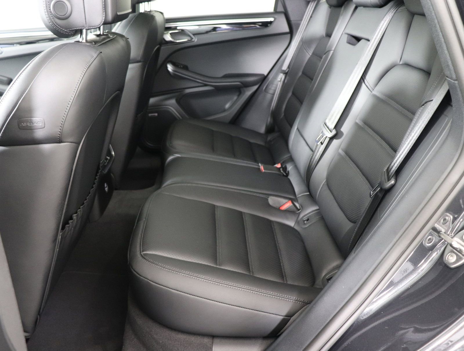 Certified 2025 Porsche Macan AWD/4WD image 21