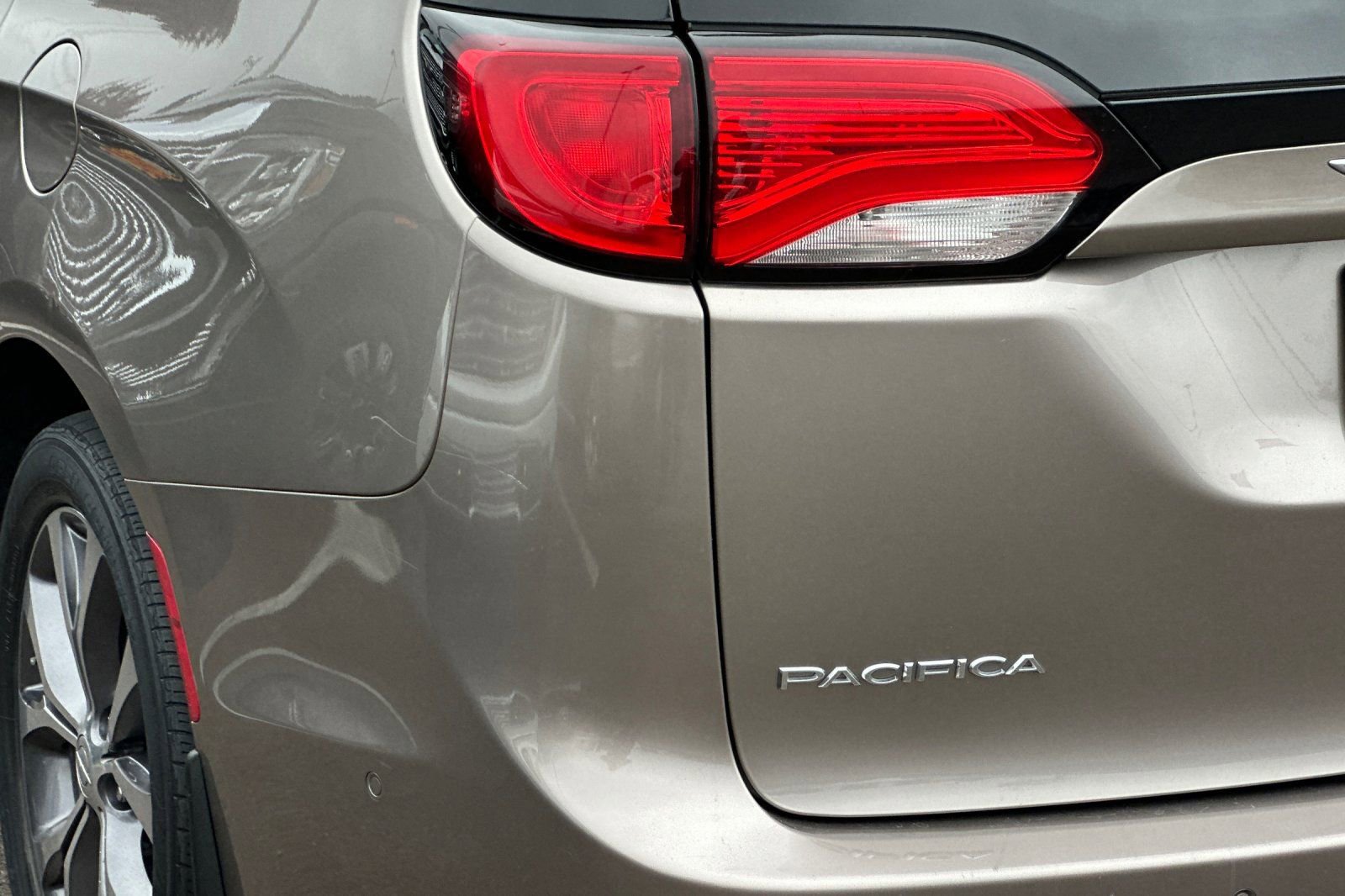 Used 2017 Chrysler Pacifica Limited FWD image 26
