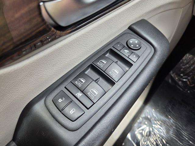 Used 2023 Chrysler Pacifica Limited FWD image 25