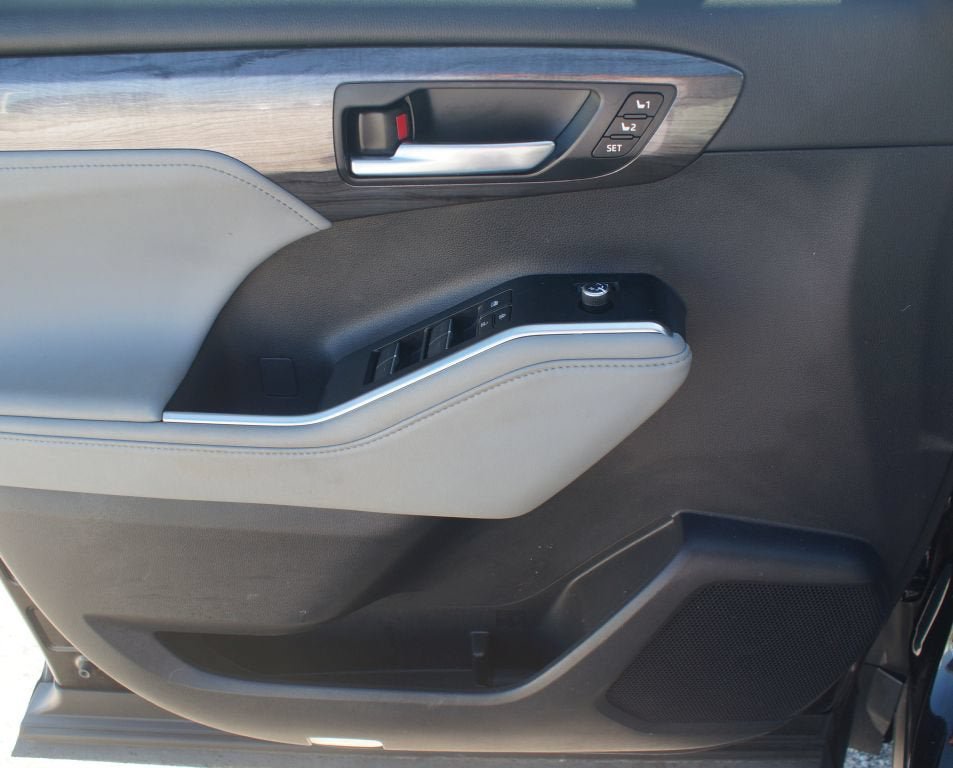 Used 2024 Toyota Highlander Limited FWD image 30