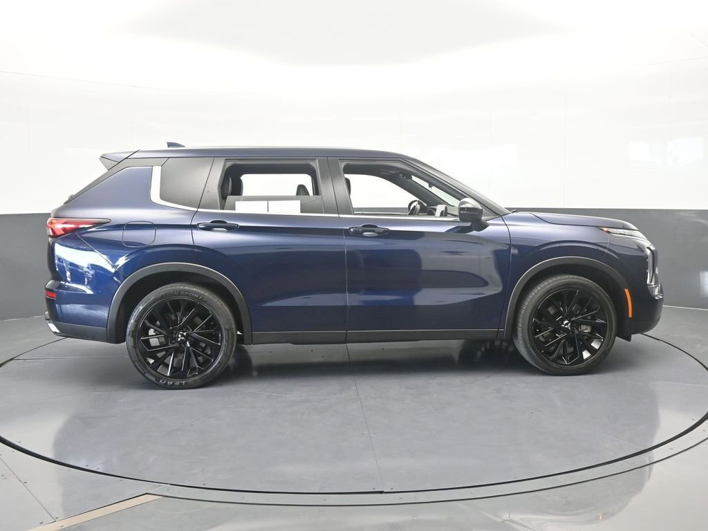 Used 2023 Mitsubishi Outlander SE image 7