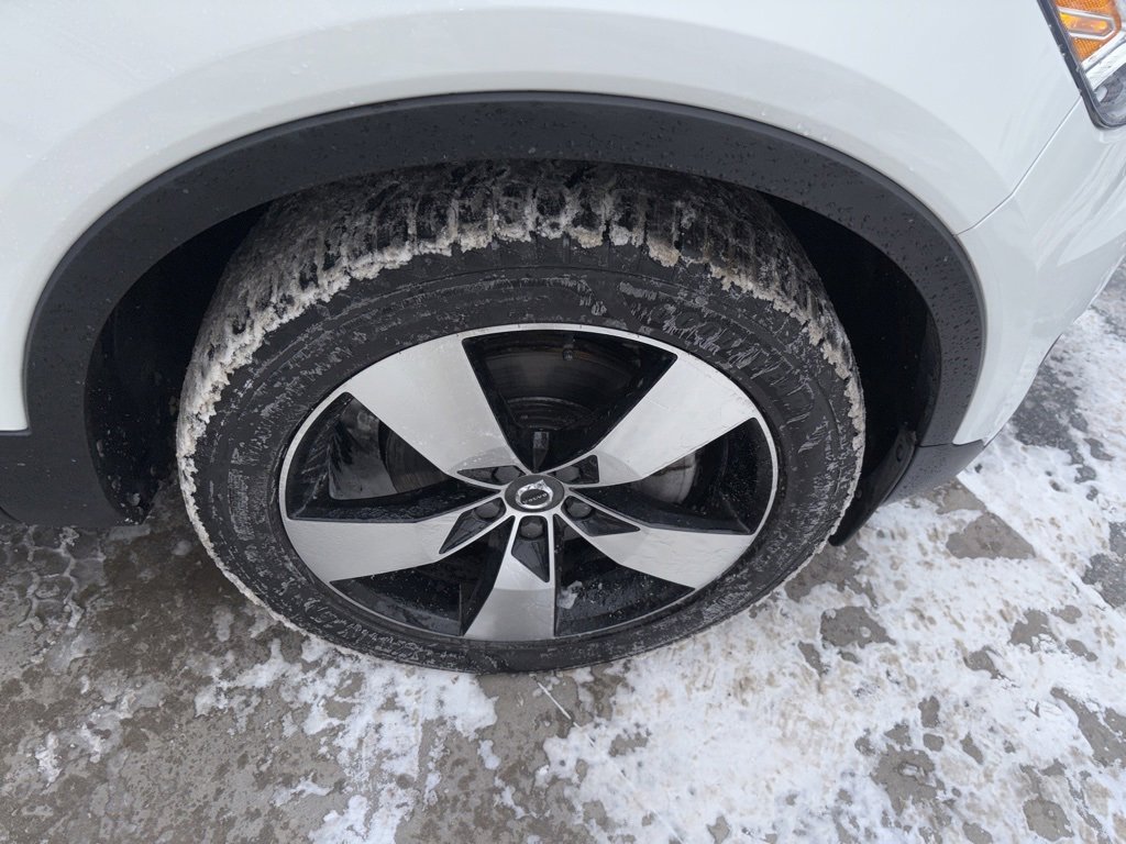 Used 2021 Volvo XC40 T5 Momentum w/ Premium Package image 12