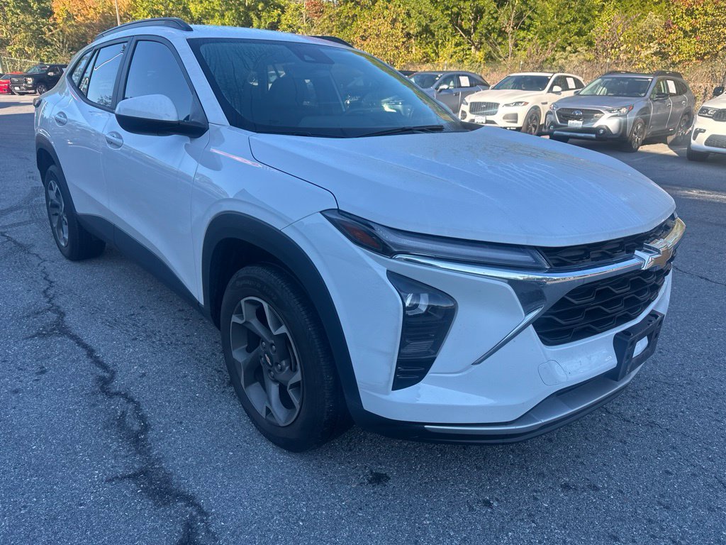 Used 2024 Chevrolet Trax LT w/ Driver Confidence Package FWD image 3