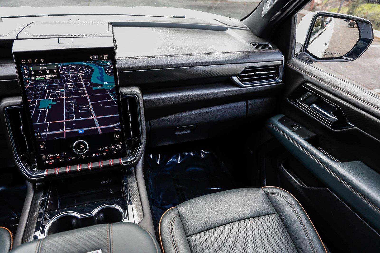 Used 2025 GMC Yukon XL AT4 image 15