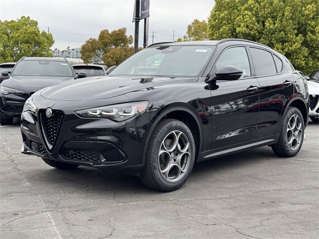 New 2025 Alfa Romeo Stelvio Sprint image 3