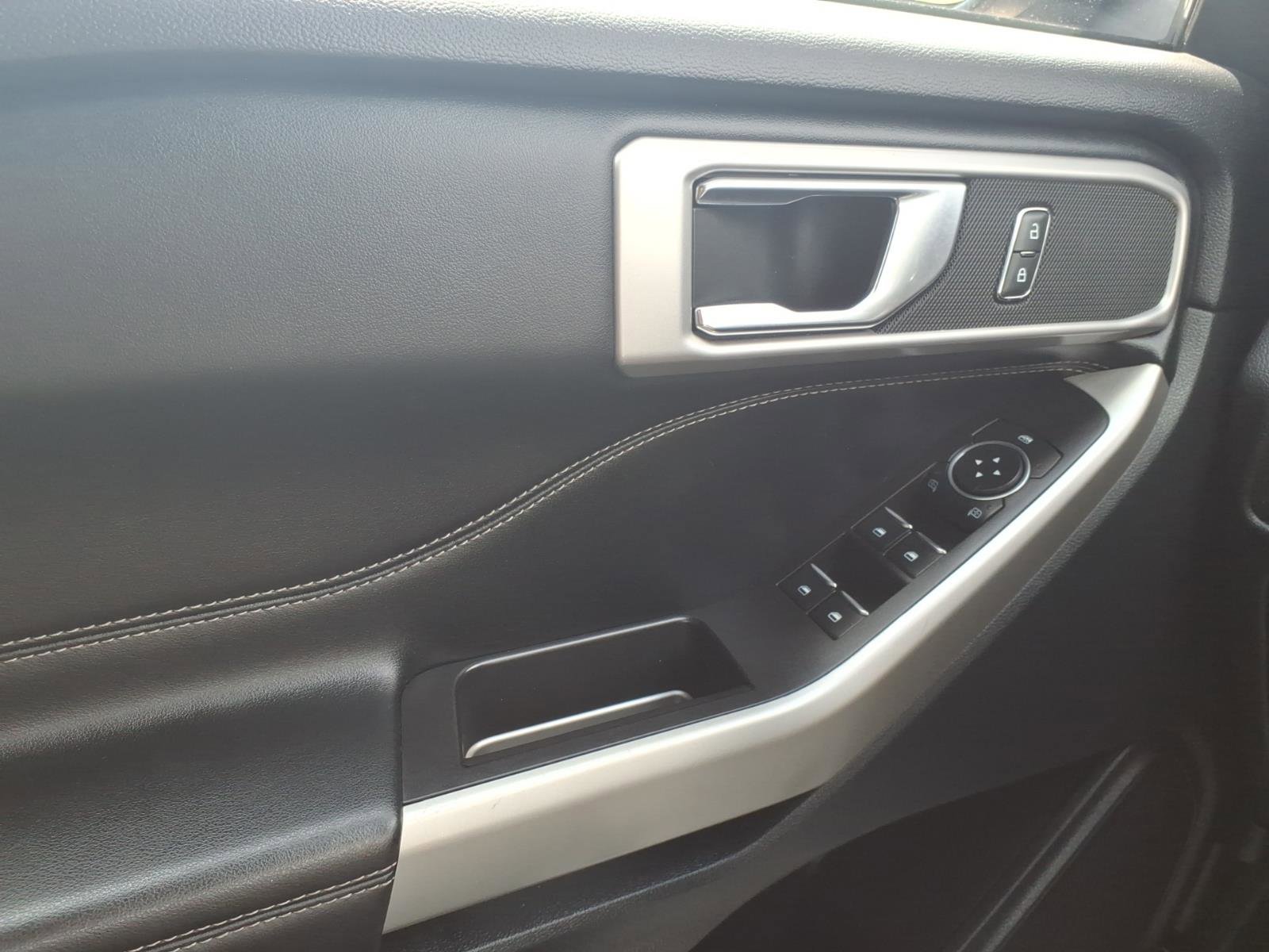 Used 2021 Ford Explorer XLT w/ Equipment Group 202A AWD/4WD image 11