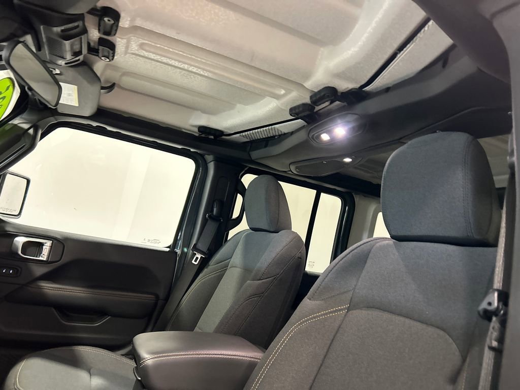 Used 2025 Jeep Wrangler Unlimited Sahara AWD/4WD image 27