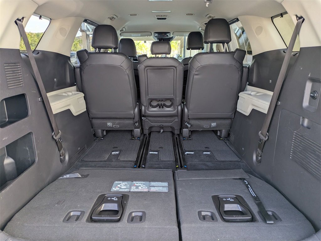 Used 2024 Kia Carnival EX image 28