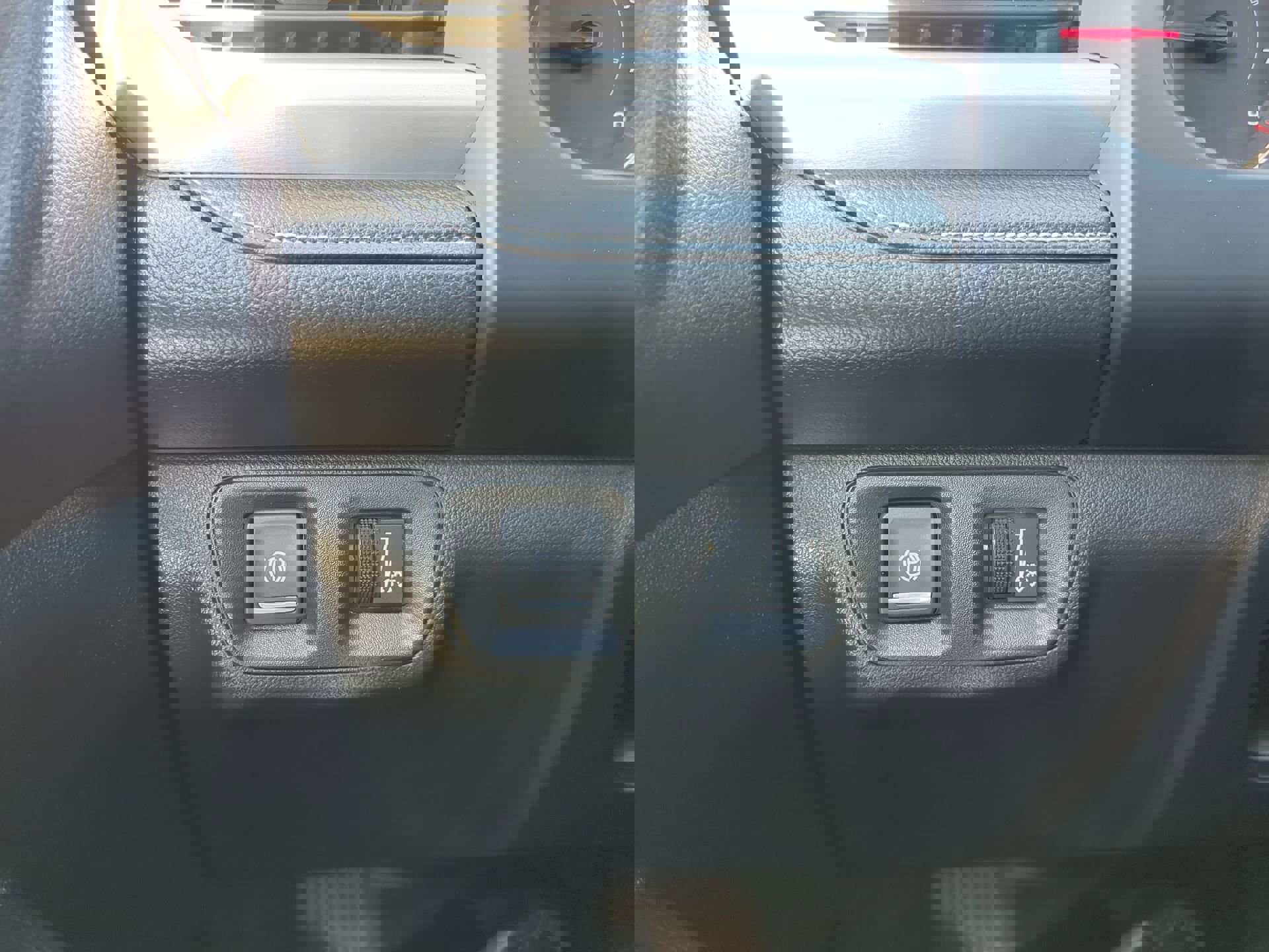 Used 2023 GMC Acadia SLT image 28