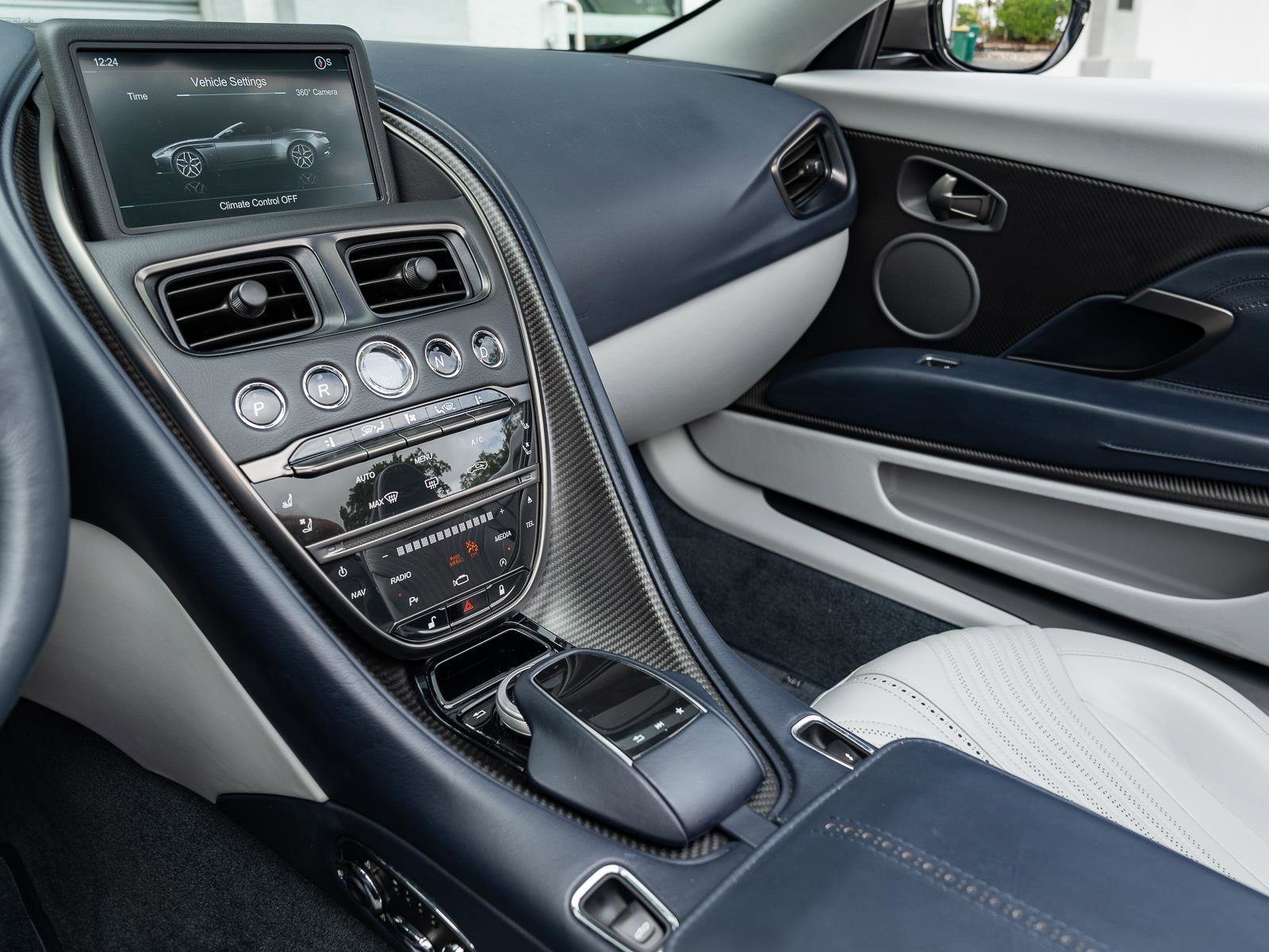 Used 2020 Aston Martin DB11 Volante image 28