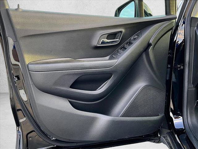 Used 2022 Chevrolet Trax LT w/ Midnight Edition image 18