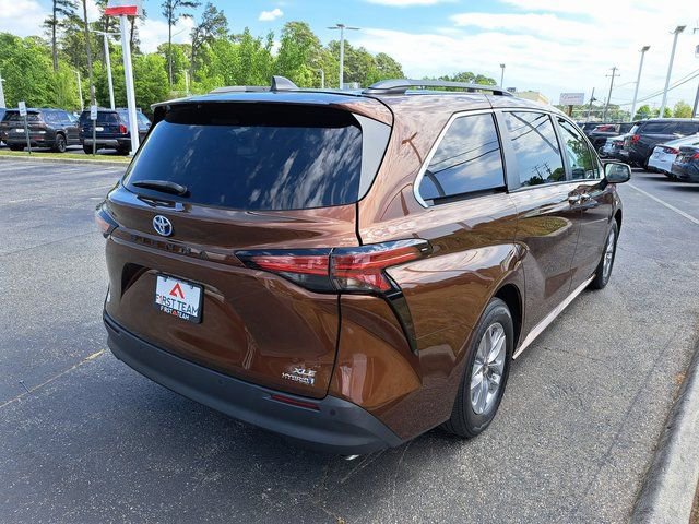 Certified 2022 Toyota Sienna XLE w/ XLE Plus Package FWD image 8
