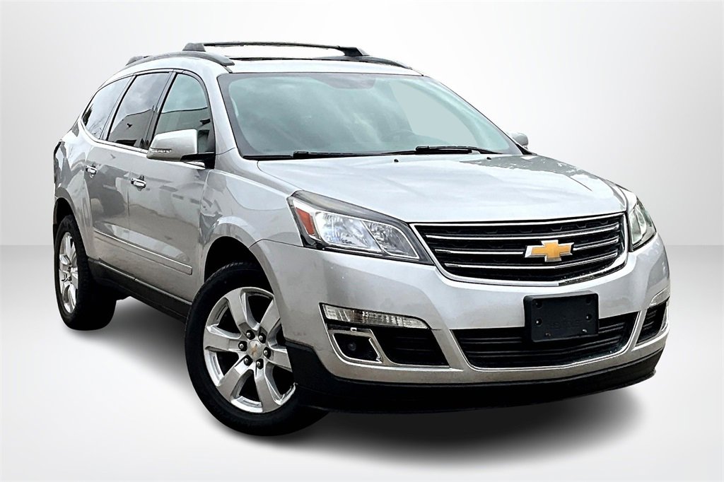 Used 2017 Chevrolet Traverse LT w/ Style and Technology Package image 3