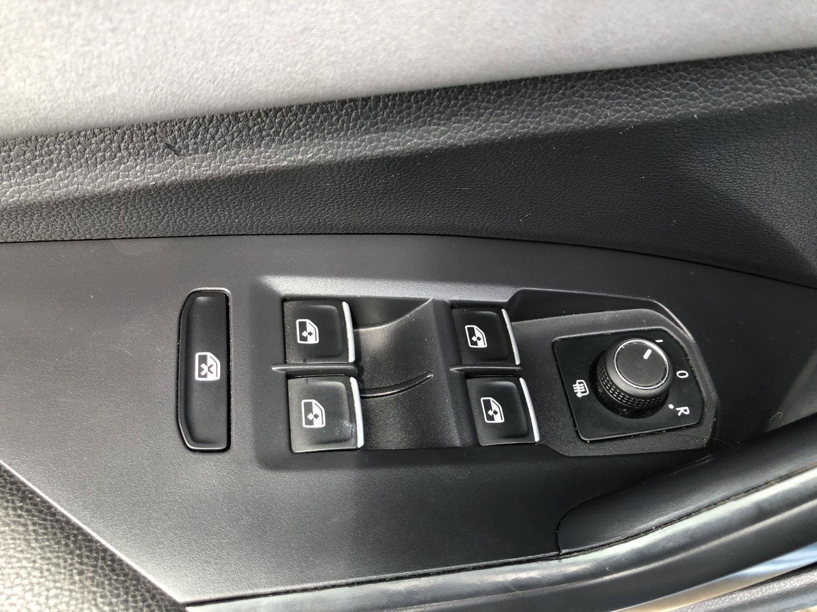 Used 2025 Volkswagen Jetta SE FWD image 17