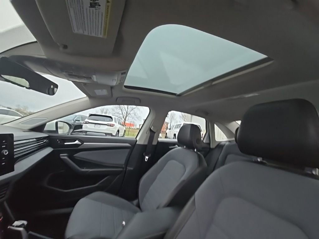 Used 2025 Volkswagen Jetta SE w/ Sunroof Package image 14