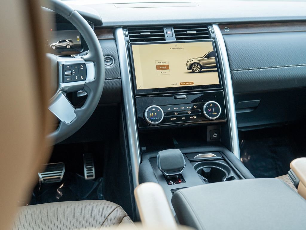 Used 2024 Land Rover Discovery Dynamic SE image 21