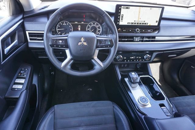 Used 2025 Mitsubishi Outlander SE image 19
