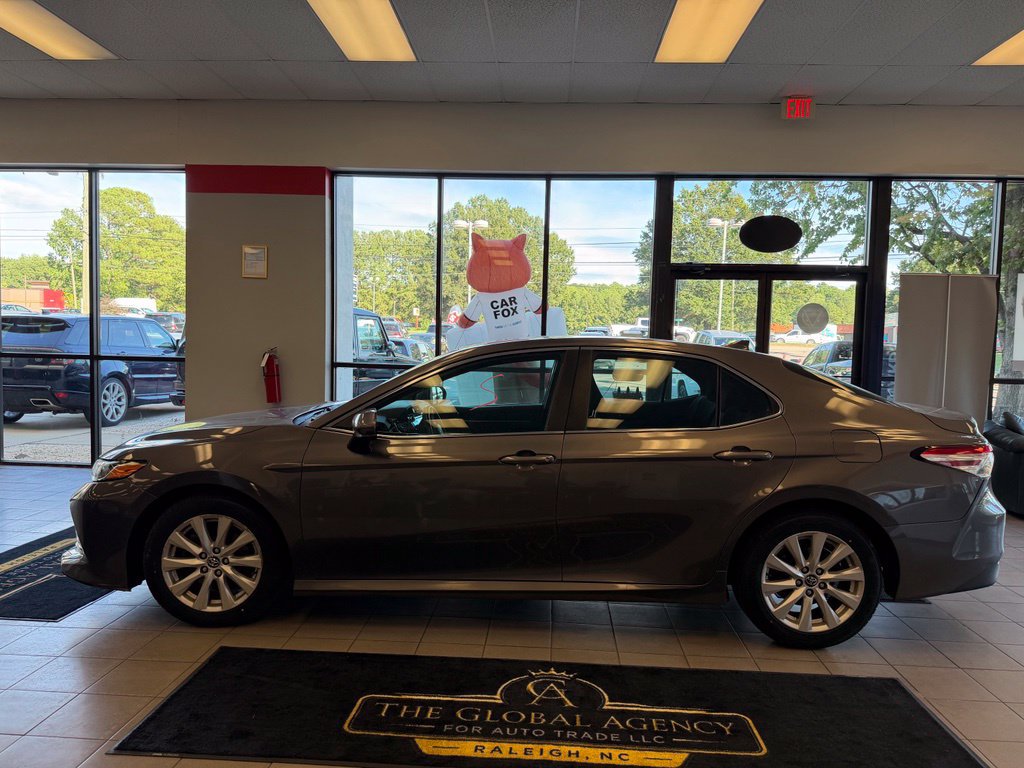 Used 2020 Toyota Camry LE FWD image 3