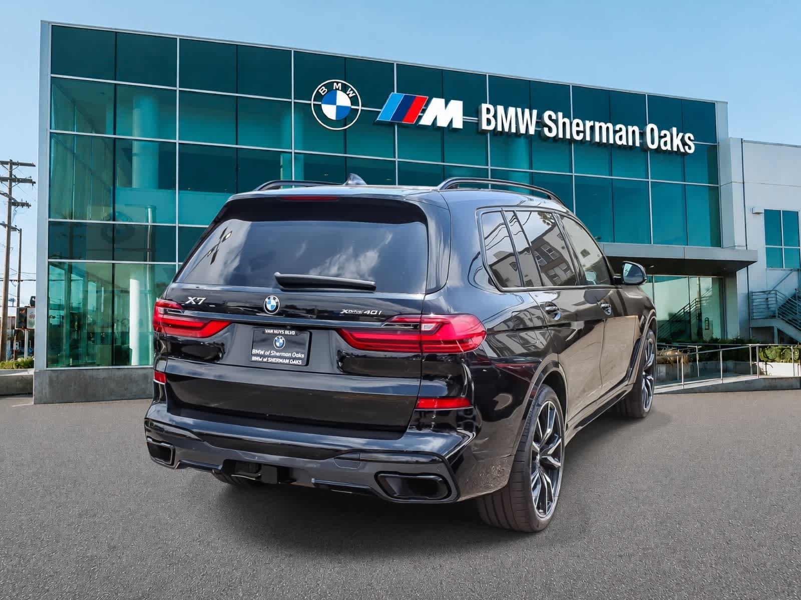 Used 2022 BMW X7 xDrive40i w/ M Sport Package AWD/4WD image 4