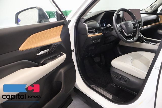 Certified 2025 Toyota Grand Highlander AWD image 9