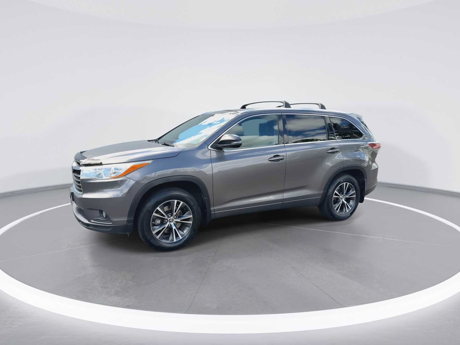Certified 2016 Toyota Highlander XLE AWD/4WD image 4