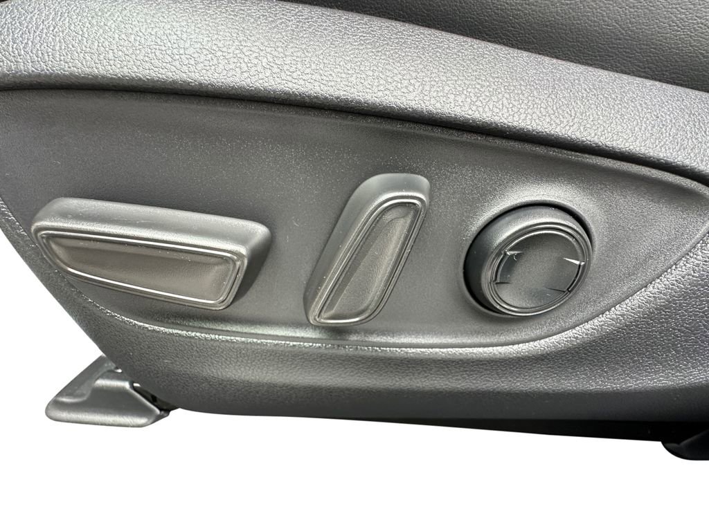 Used 2022 Toyota Venza XLE image 7