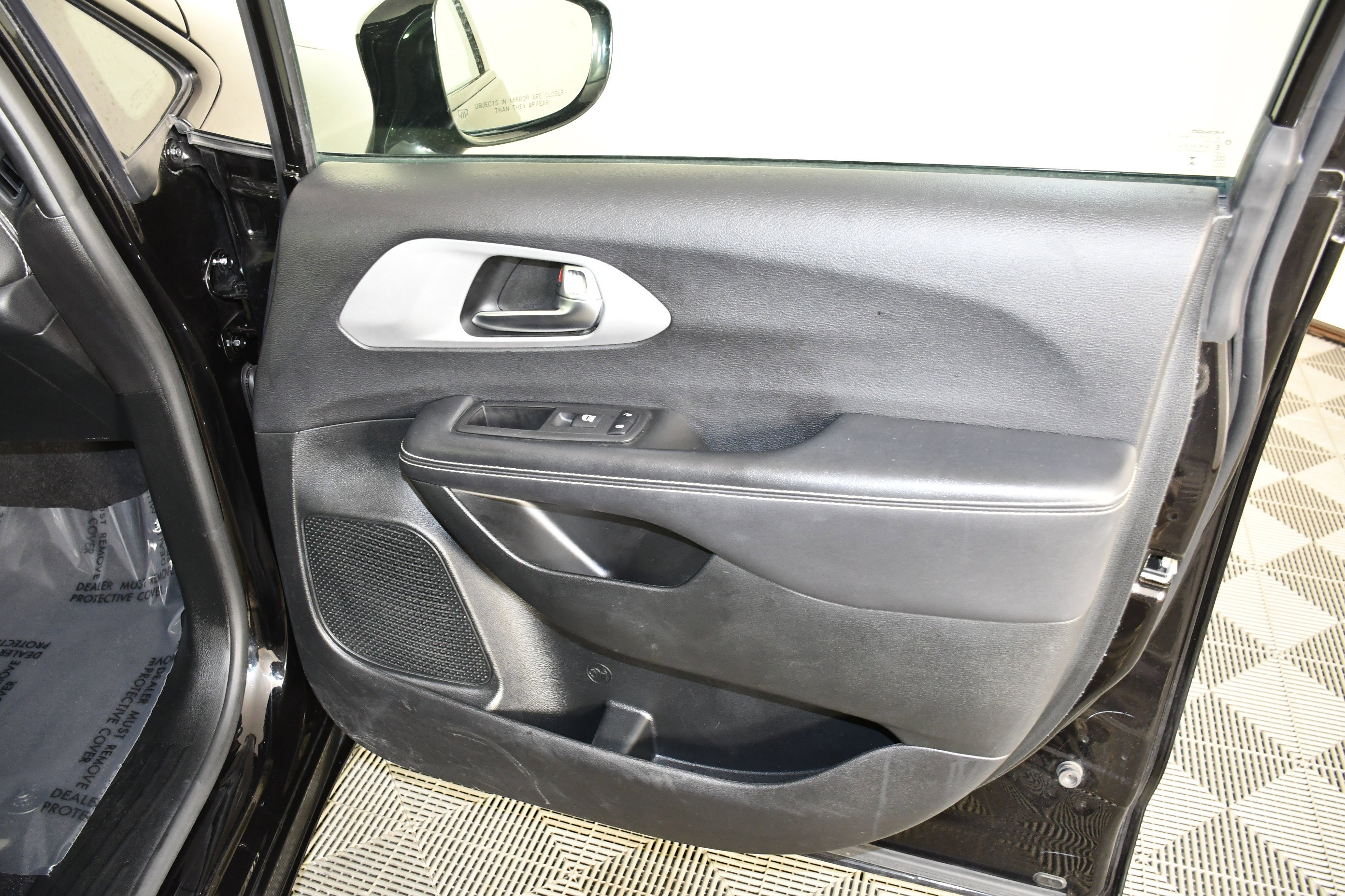 Used 2025 Chrysler Pacifica Limited image 40