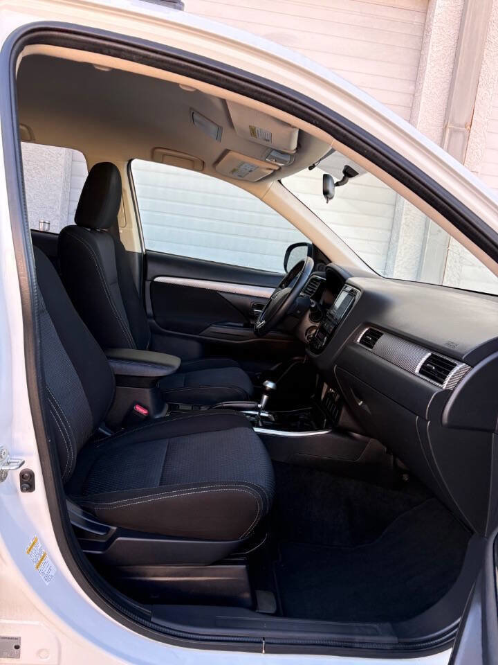 Used 2017 Mitsubishi Outlander ES image 32