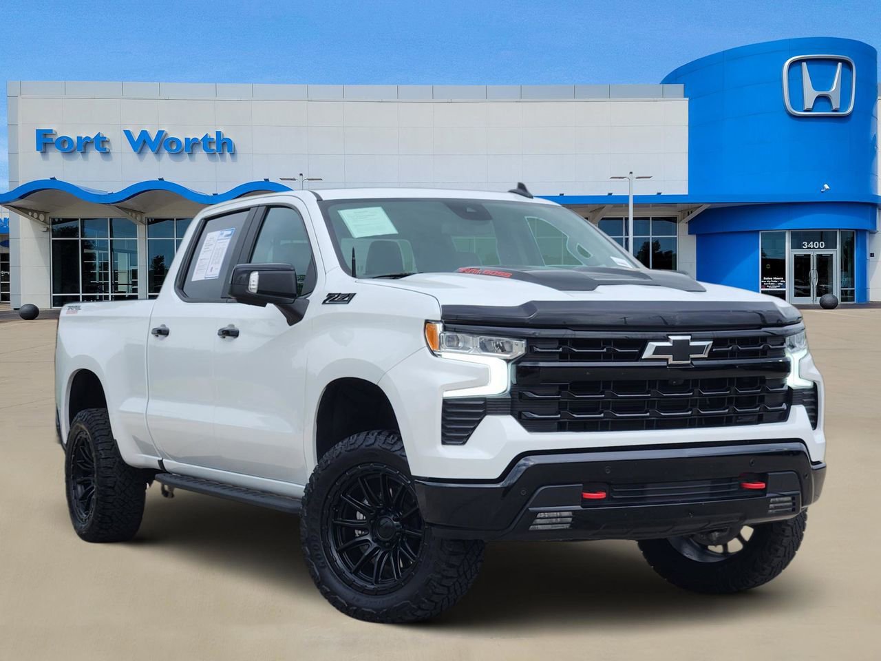 Used 2024 Chevrolet Silverado 1500 LT Trail Boss w/ Convenience Package II AWD/4WD image 1
