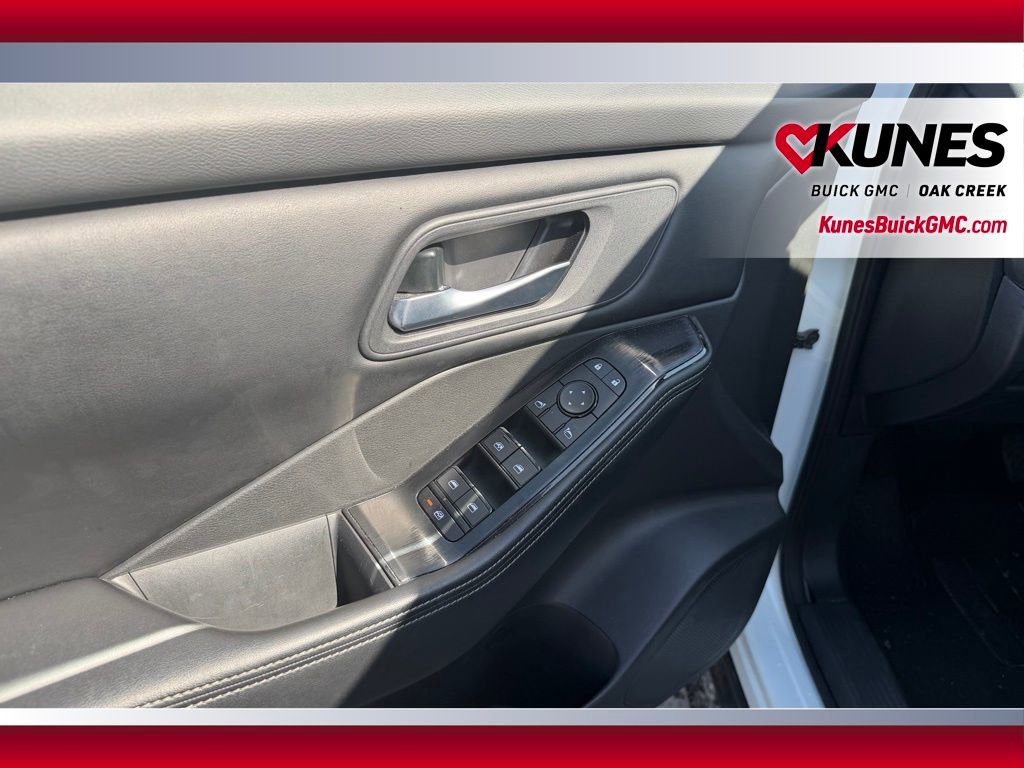 Used 2025 Nissan Rogue SV AWD/4WD image 8