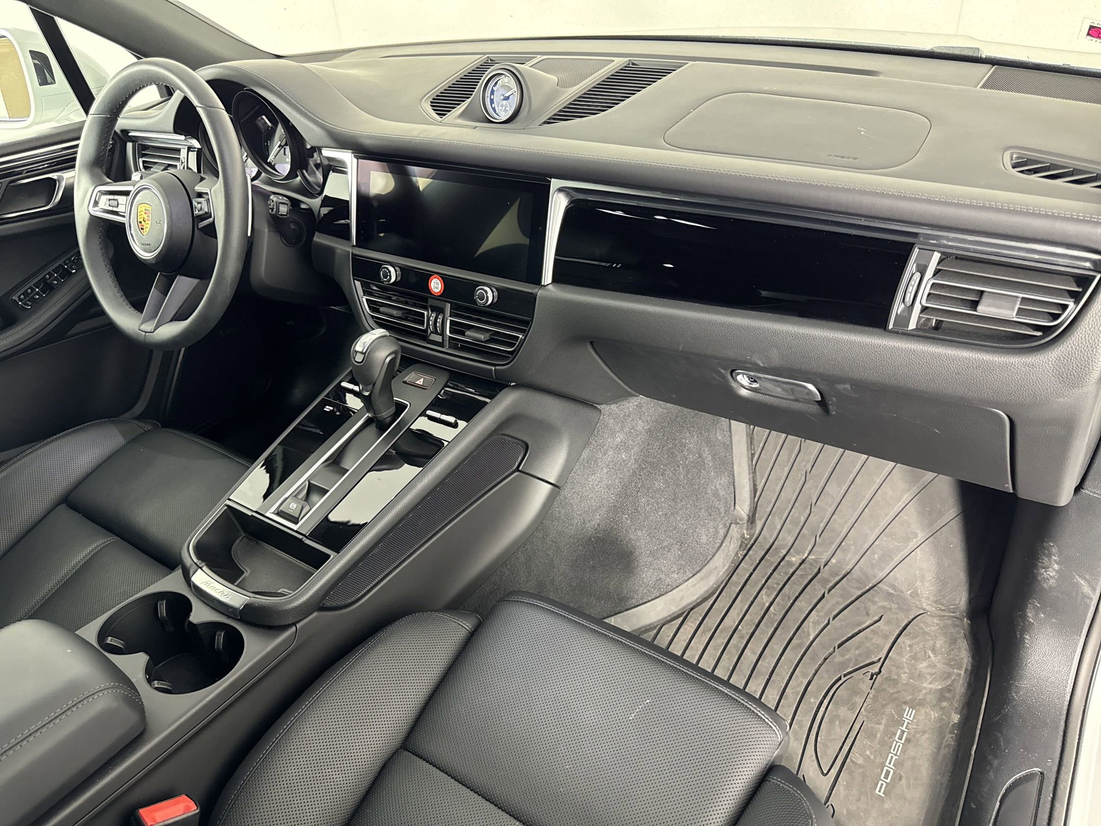 Certified 2025 Porsche Macan image 31