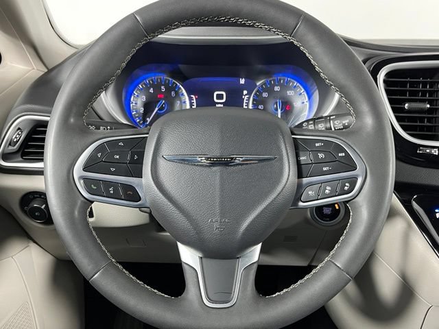 Used 2024 Chrysler Pacifica Touring-L FWD image 12