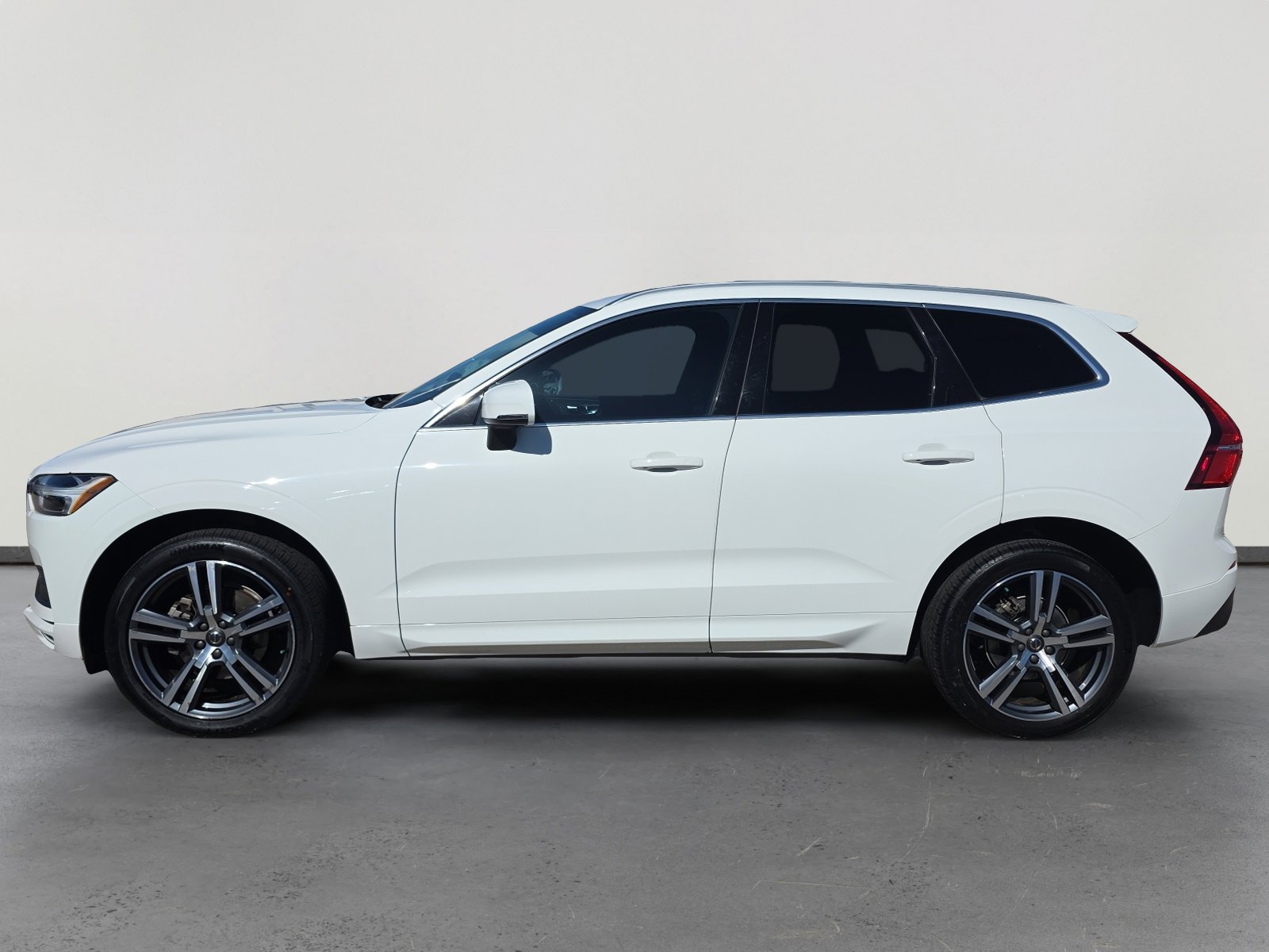 Used 2021 Volvo XC60 T5 Momentum w/ Premium Package image 2