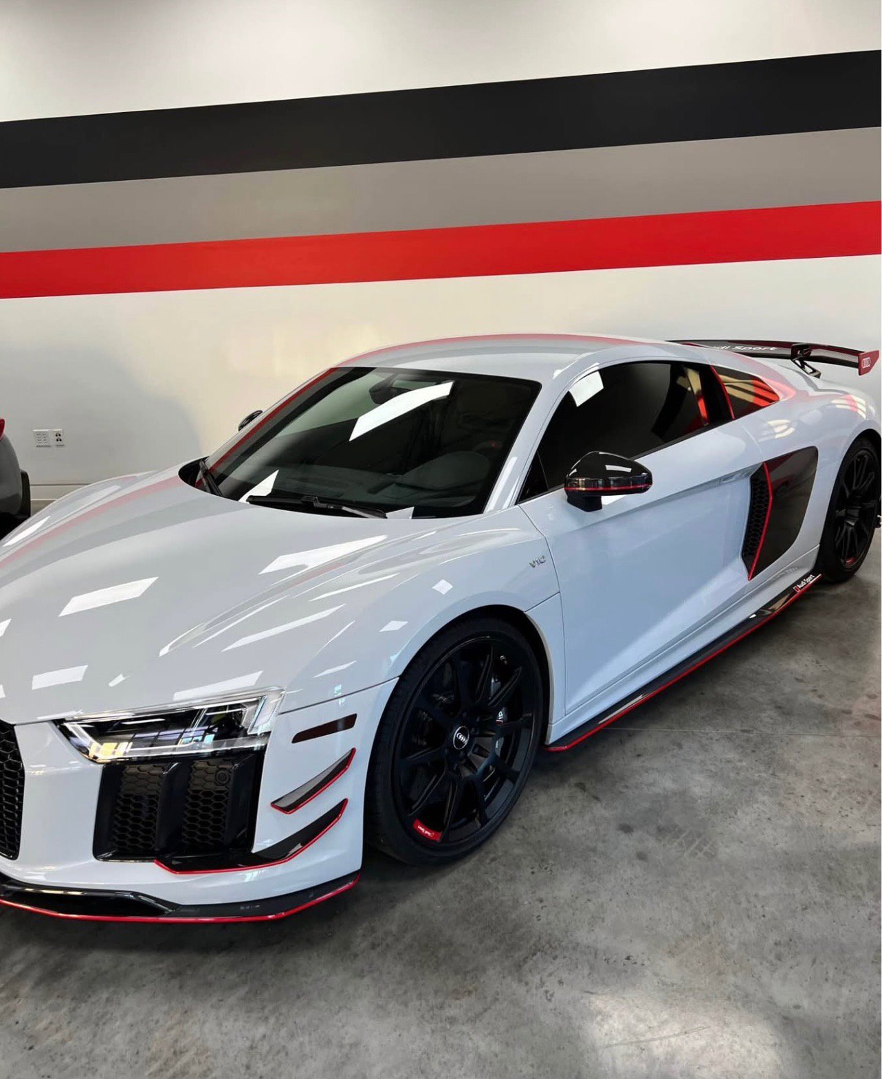 Used 2018 Audi R8 V10 plus w/ Full Leather Package image 15