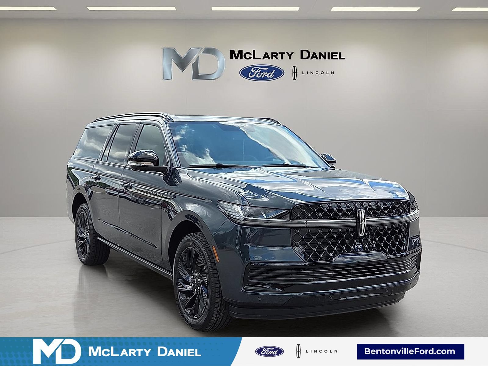 New 2026 Lincoln Navigator L Reserve w/ Jet Appearance Package AWD/4WD image 1
