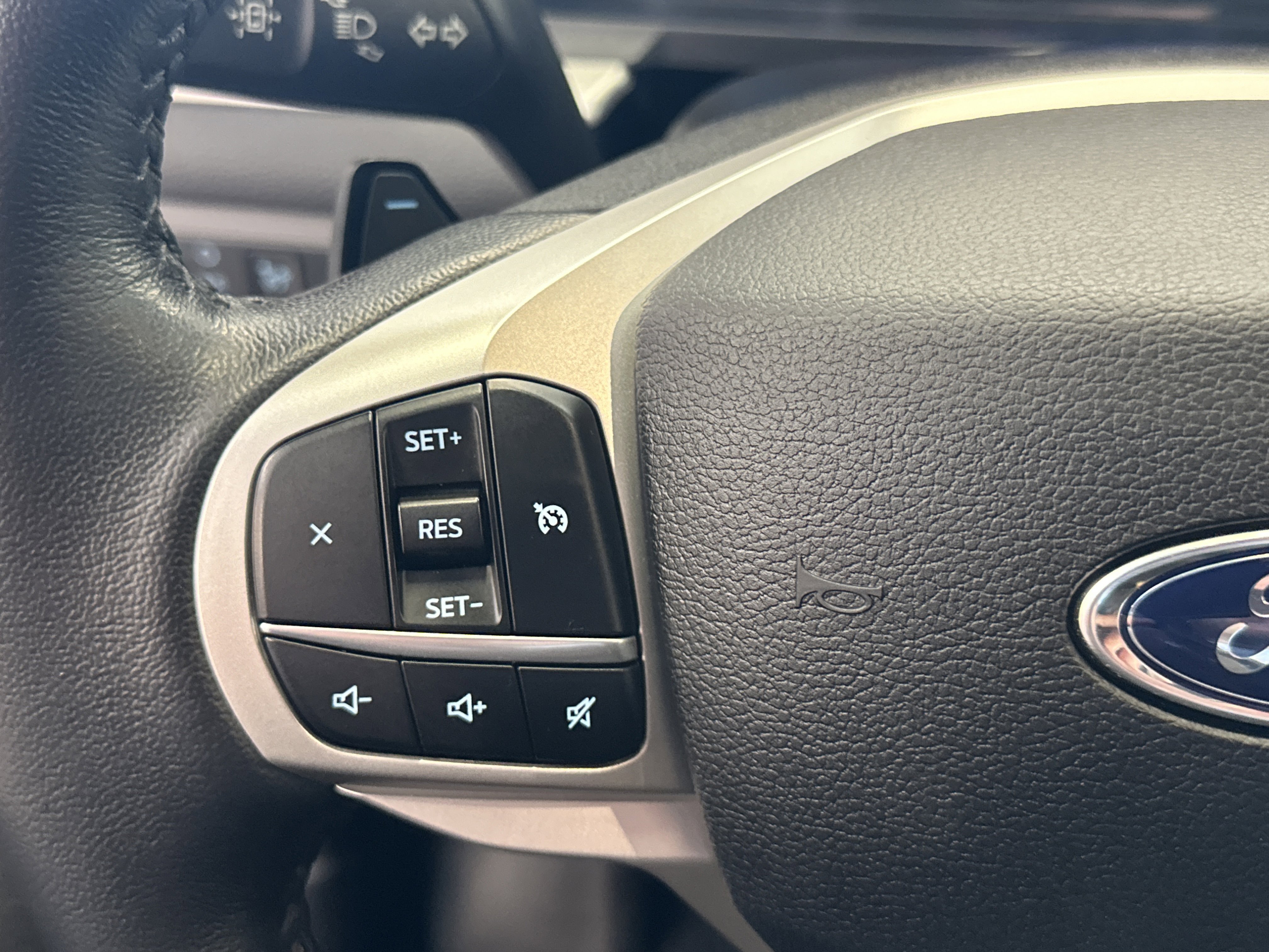 Used 2020 Ford Explorer XLT image 36