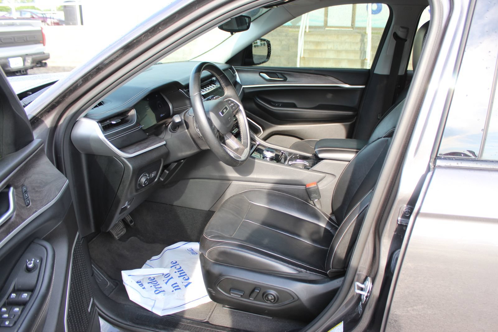 Used 2022 Jeep Grand Cherokee L Limited w/ MOPAR Finishing Package AWD/4WD image 21
