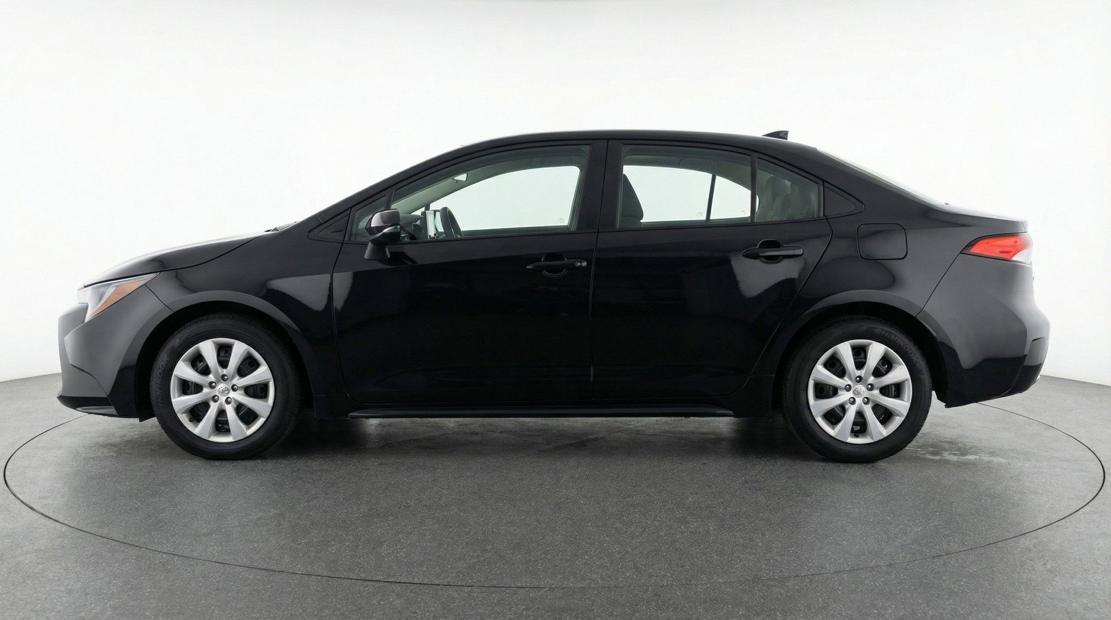 Used 2025 Toyota Corolla LE FWD image 5