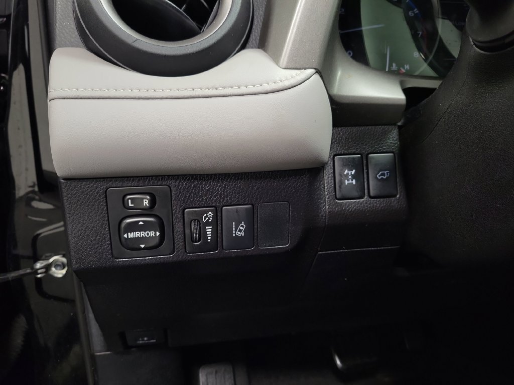 Used 2018 Toyota RAV4 XLE AWD/4WD image 29
