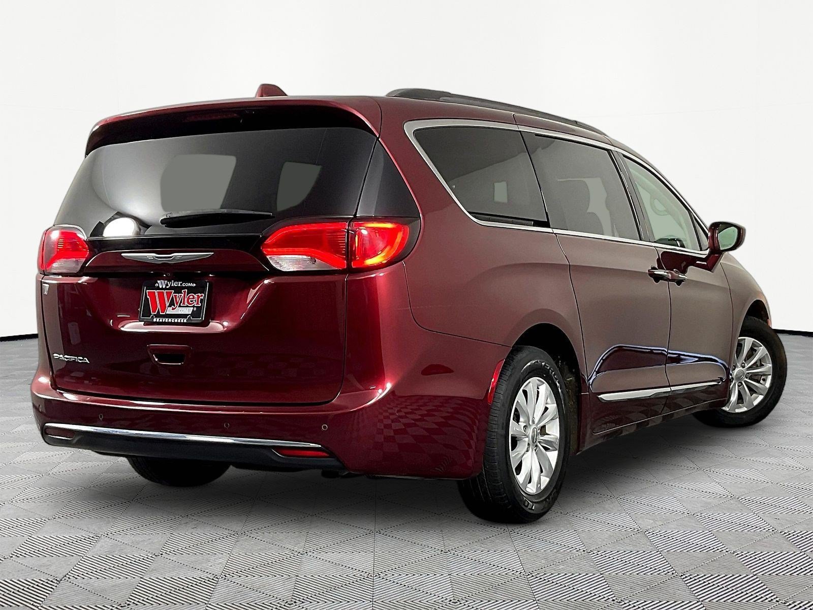 Used 2017 Chrysler Pacifica Touring-L FWD image 6