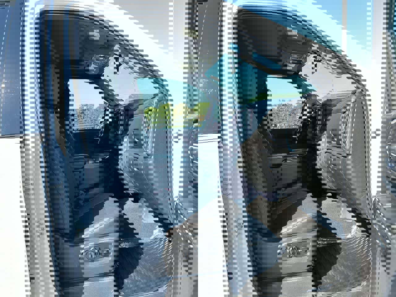 Used 2022 Chevrolet Silverado 3500 LTZ w/ Snow Plow Prep/Camper Package image 26