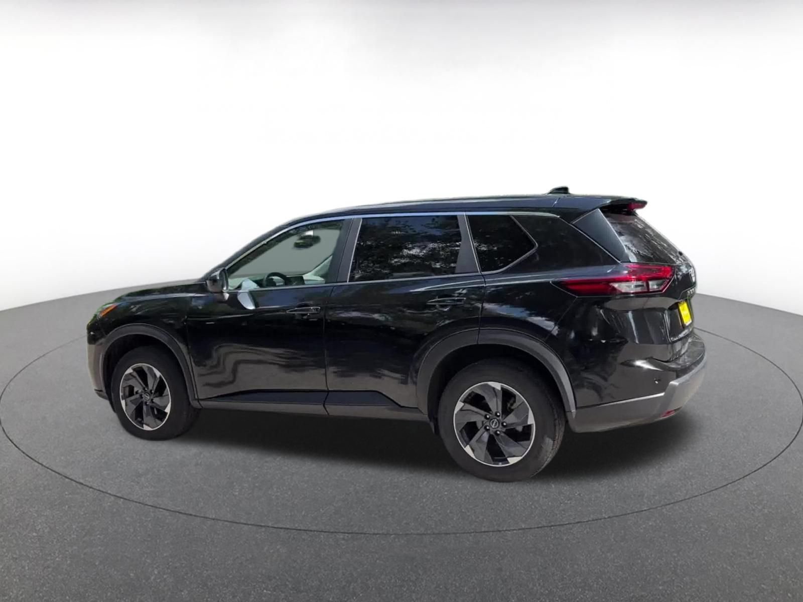 Used 2025 Nissan Rogue SV FWD image 8