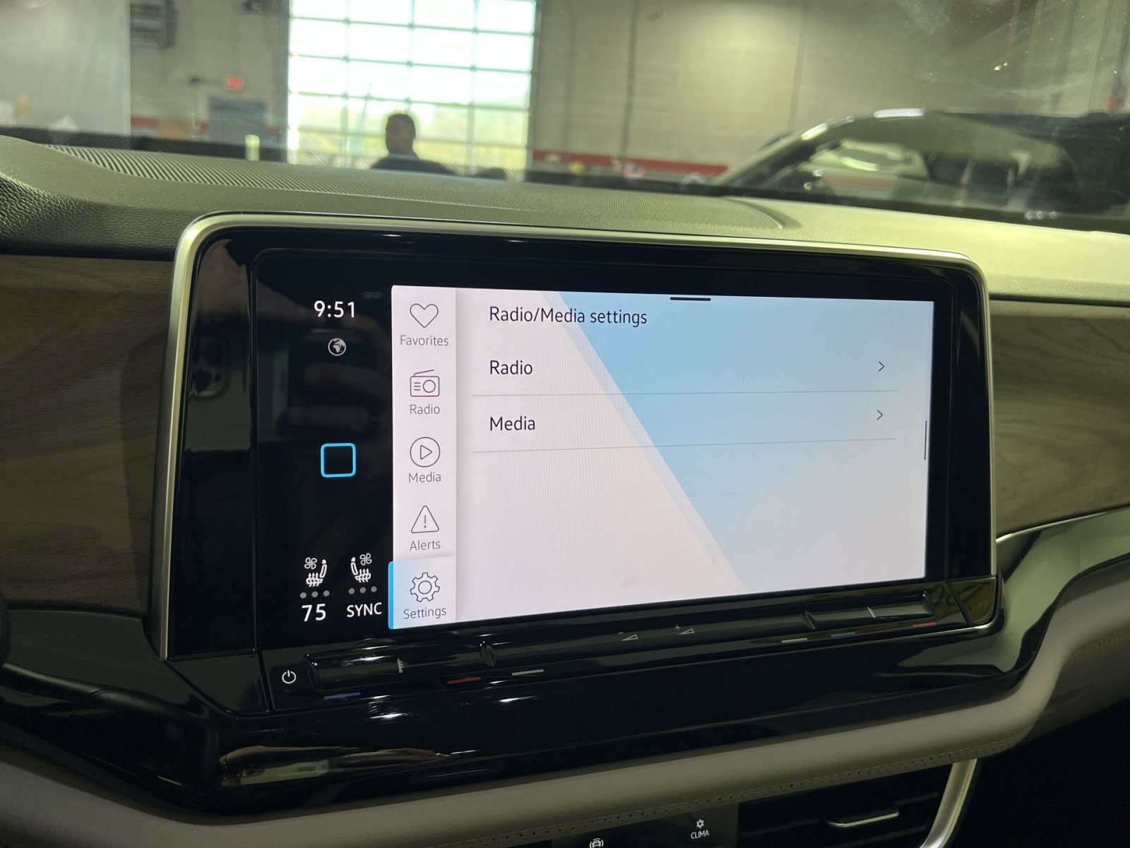 Used 2025 Volkswagen Atlas SE image 19