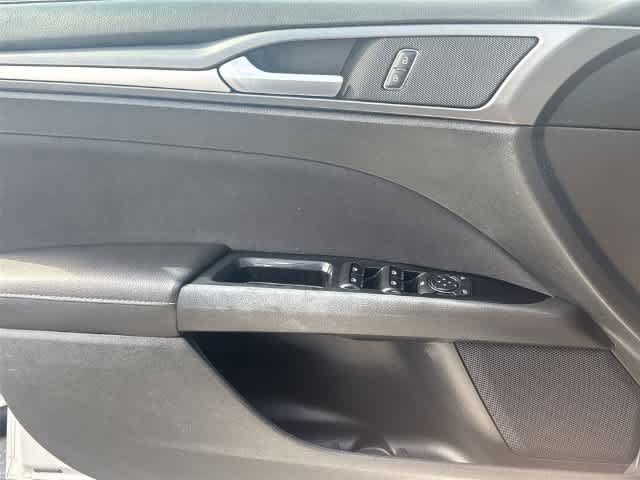 Used 2014 Ford Fusion SE FWD image 19