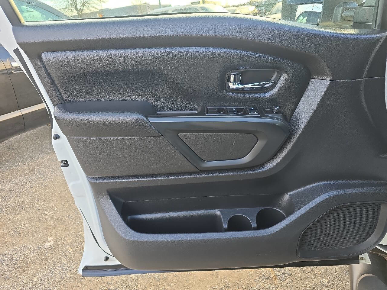 Used 2018 Nissan Titan XD image 11