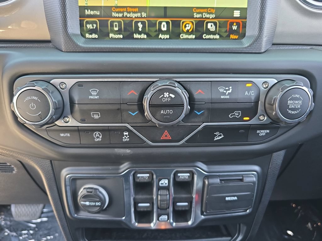 Used 2018 Jeep Wrangler Unlimited Sahara AWD/4WD image 26