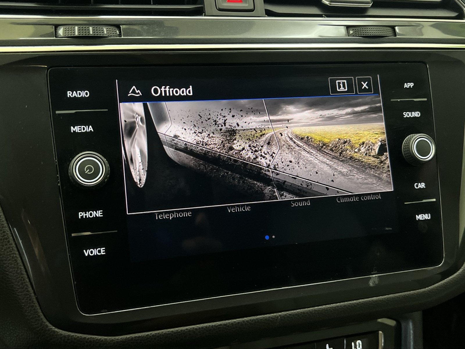Used 2018 Volkswagen Tiguan SE AWD/4WD image 37